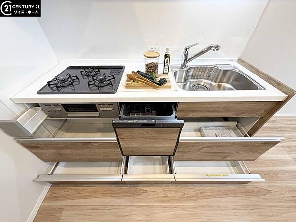 【キッチン】洗練されたシステムキッチンが住空間の美意識を高める。