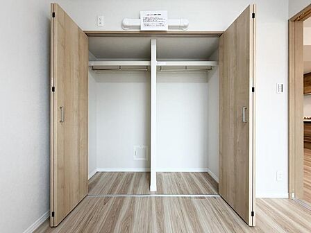 【収納】大型のクローゼット完備。上部に小物、下部には季節の家電等スッキリと収納可能です。