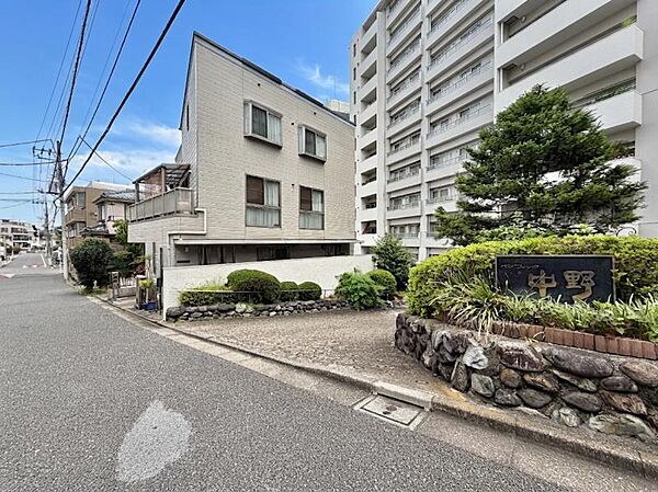 【外観】周囲の街並みと調和する落ち着いた色調。