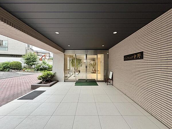【エントランス】暮らしの質は入り口で決まる。開放感と防犯性を兼ね備えた意匠。