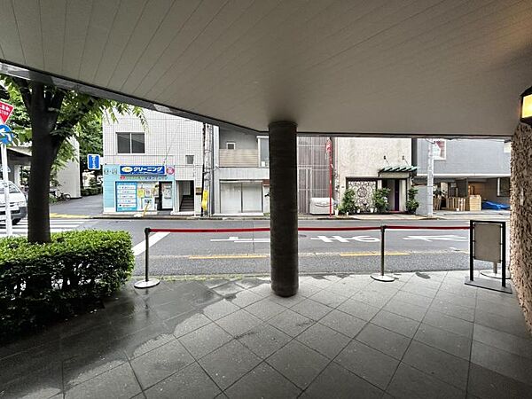 【エントランス】管理の行き届いた共用スペース。