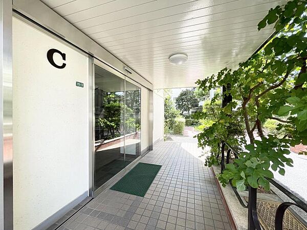 【エントランス】優雅さも感じられるエントランスです。