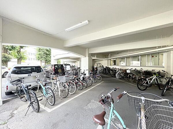 【駐輪場】広くしっかりと区画分けされた駐輪場。管理も行き届いていて使いやすそうです。