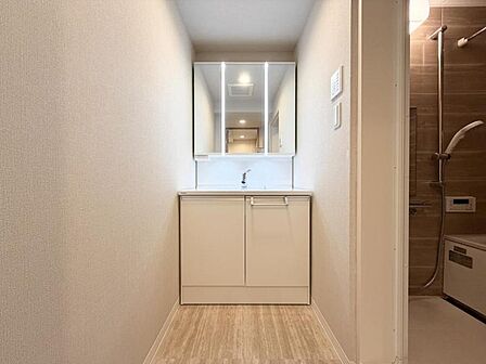 【洗面所】気持ちの良い朝はキレイな洗面所から。鏡裏の収納でモノが出がちな洗面所もスッキリ片付きます。