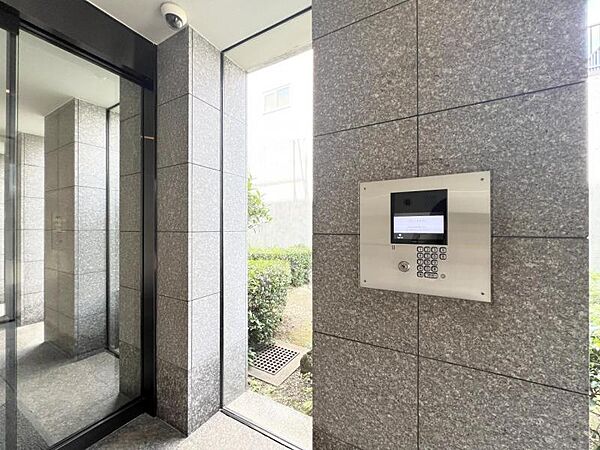 【オートロック】オートロック完備の安心感。住まう人の安全を第一に考えた設計。