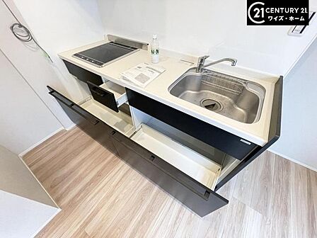 【キッチン】収納スペースが豊富で、調理器具もスッキリ片付きます。
