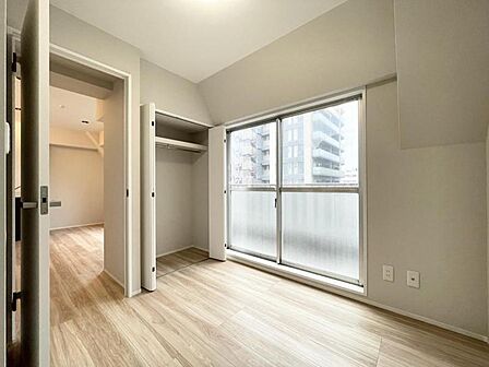 【洋室:3.7帖】フローリング仕様でお手入れも簡単です。
