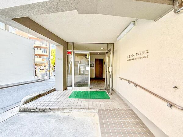 【エントランス】　住まいの顔ともいえるエントランスは、上品で洗練された印象に仕上がっています。