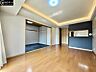 リビング/ダイニング：【リビング：12.9帖】キッチンとリビングの一体感が、より家族との距離感を近いものにしてくれます。
