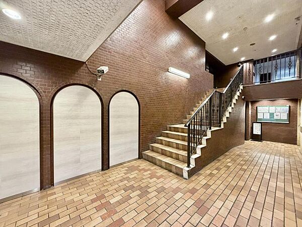 【エントランス】しっかりと管理が行き届き開放感があり明るいマンションの顔