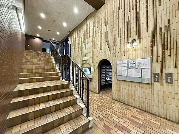 【エントランス】清潔感のあるエントランス。住人同士のゆるやかな交流を育む場。