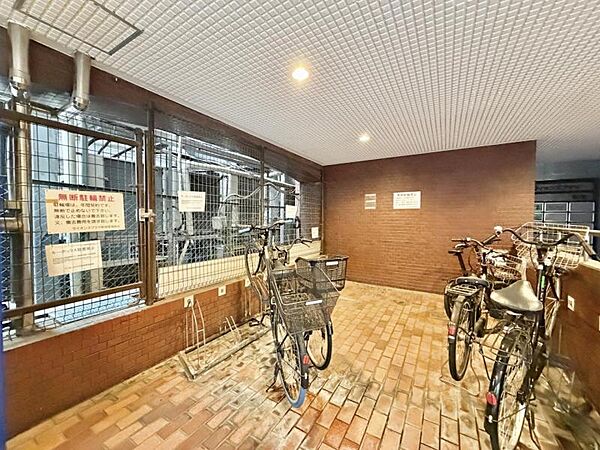 【駐輪場】屋根付きの駐輪スペースがあり、雨の日も安心です。