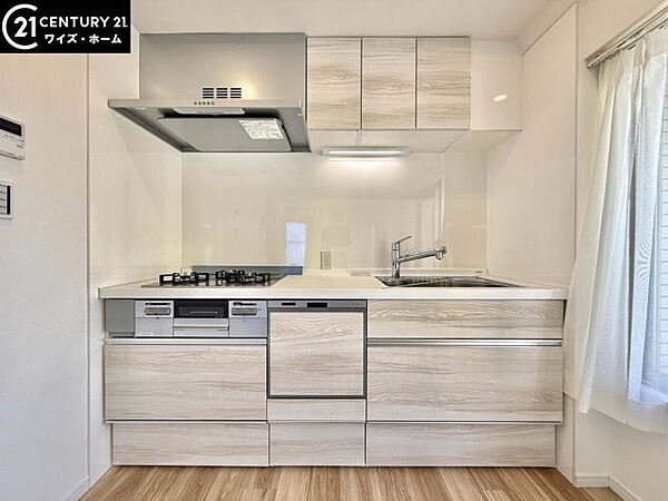 【キッチン】洗練されたシステムキッチンが住空間の美意識を高める。