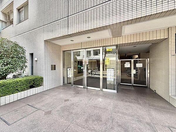 【エントランス】暮らしの質は入り口で決まる。開放感と防犯性を兼ね備えた意匠。