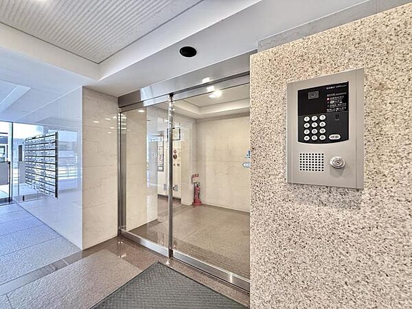 【エントランス】しっかりと管理が行き届き開放感があり明るいマンションの顔