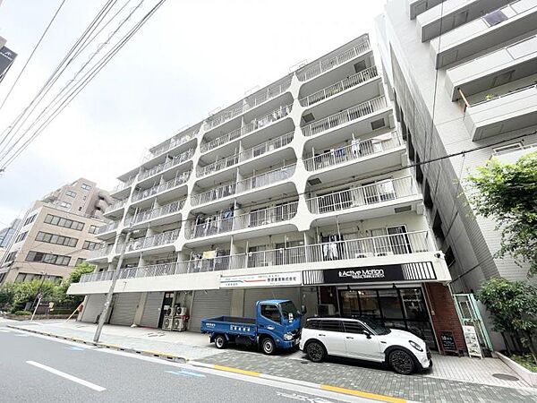 【外観】空に映える白いライン。いつ見ても飽きのこない、洗練された外観。