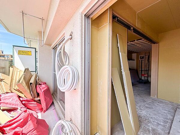 【バルコニー】　心地よい風を感じながら過ごせる、ゆとりある空間です。