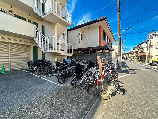 【駐輪場】　広くしっかりと区画分けされた駐輪場。管理も行き届いて使いやすそうです