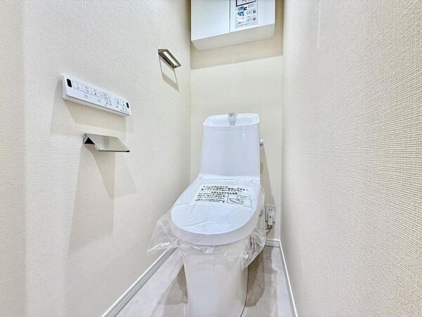 【トイレ】　清潔感のある内装。掃除のしやすさを重視した床材を使用しています。忙しい日々でも無理なく清潔さを保てます。