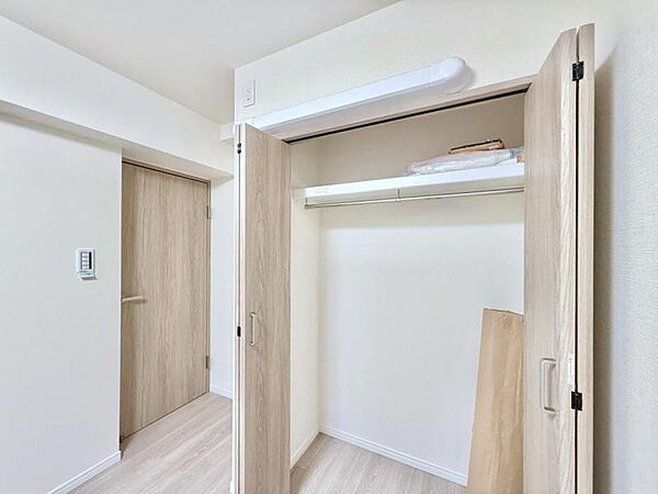 【収納】　大型のクローゼット完備。衣類だけではなく上部にバッグなどの小物、下部には季節の家電やスーツケース等スッキリと収納可能です