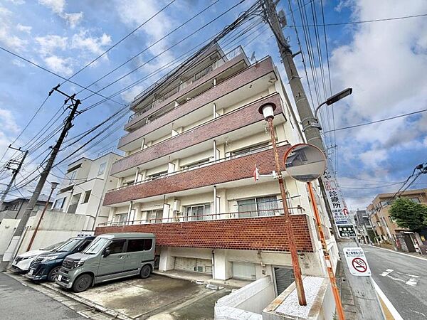 【外観】　清潔感のあるシンプルな外観が魅力的な物件です。