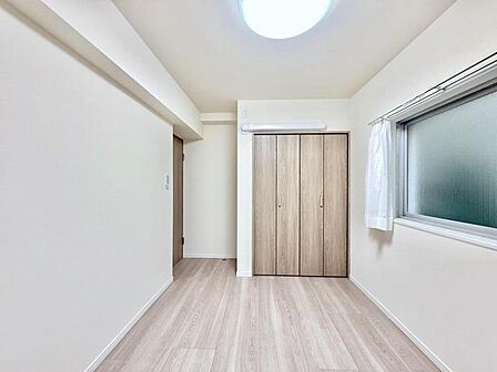 【洋室:4.8帖】 仕事や趣味のスペースとしても活用できる、多用途に使える部屋。