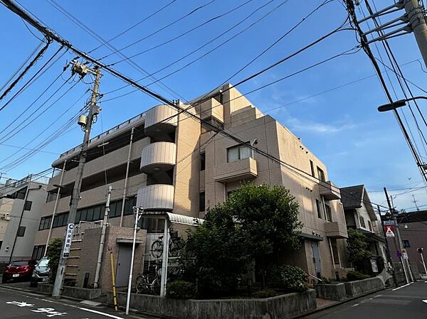 【外観】周囲の街並みと調和する落ち着いた色調。