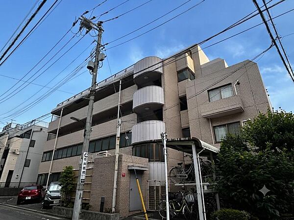 【外観】圧迫感がなく街並みに馴染む落ち着いた佇まい。