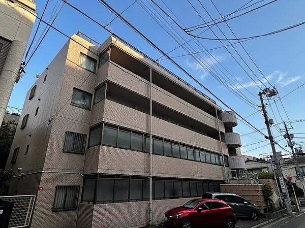 【外観】空へと伸びるシャープなライン。
