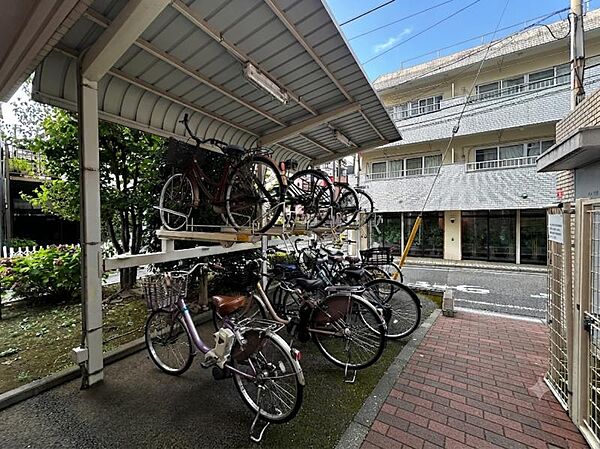 【駐輪場】敷地内に整理された駐輪場があり、愛車の保管に便利。