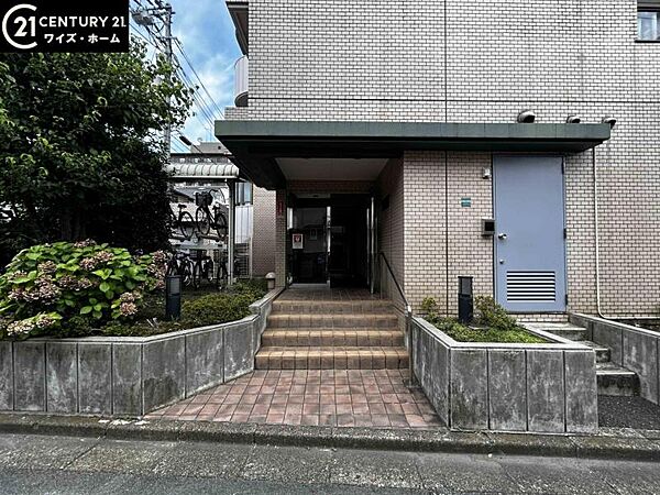 【エントランス】豊かな植栽に包まれたエントランスアプローチ。緑が導く我が家への道。