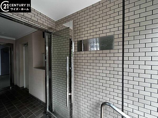 【エントランス】格調高いタイル貼りのアプローチ。歩くたびに愛着が深まる。