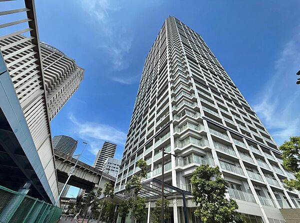 【外観】　周囲の街並みと調和する落ち着いた色調。上質な日常を予感させる。
