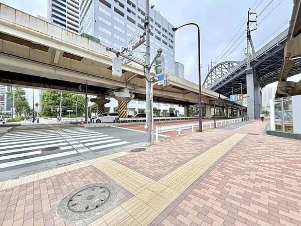 【前面道路】　整備された歩道でお子さまも安心です