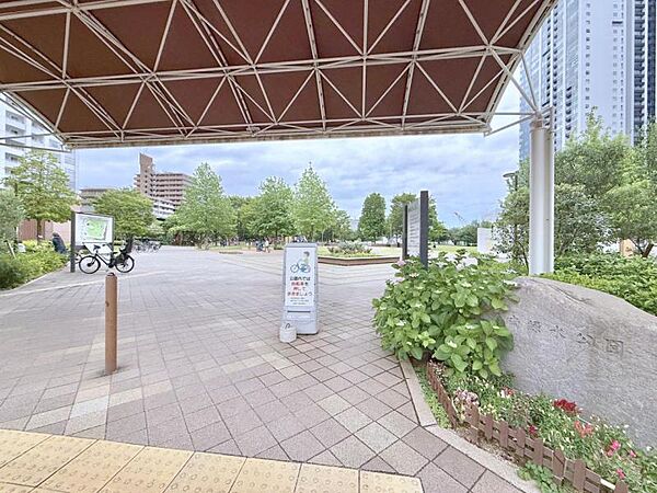 【エントランス】　近所に整備された公園もあり普段のお出かけにも便利です