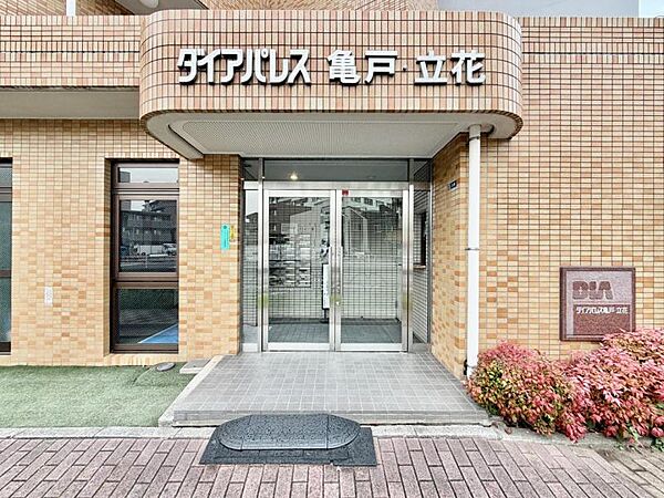 大きな鏡付きの洗面台で、身支度がしやすい設計です。