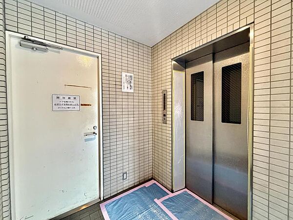 落ち着いた色合いで、周囲の街並みに馴染む外観です。