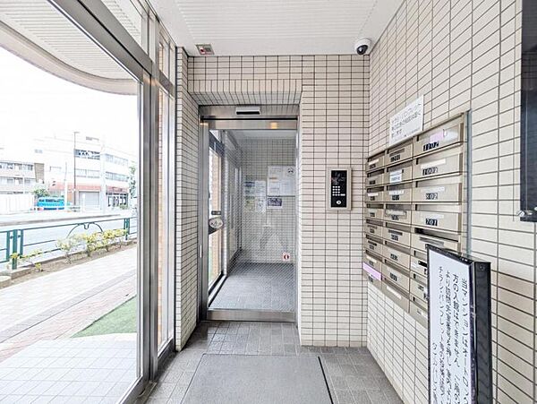 清潔感のある明るいエントランスが、毎日の帰宅を心地よく迎えてくれます。
