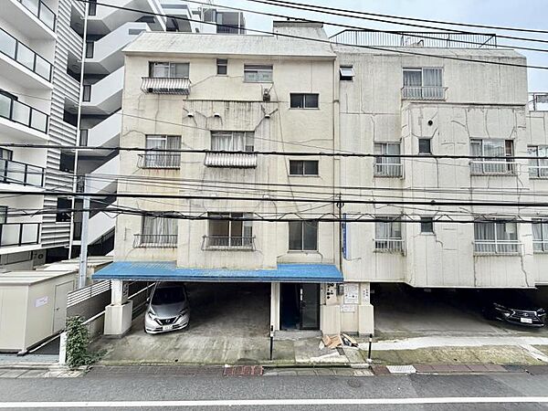 都市の美しい夜景を眺めながら、落ち着いた時間を過ごせます。