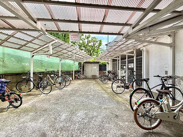 【駐輪場】　屋根付きの駐輪スペースがあり、雨の日も安心です。