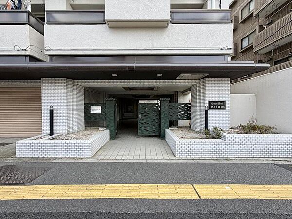 【外観】住まいへと続く落ち着いた導入空間。