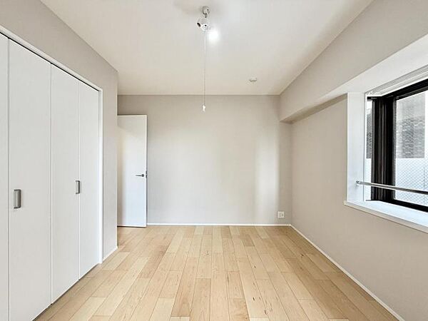 【洋室：6帖】音楽を聴いたり読書したりと落ち着いた時間が流れる住空間。