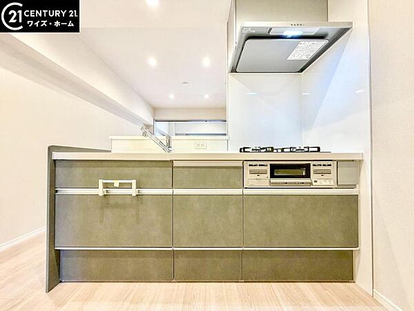【キッチン】　やさしい色合いのカウンターキッチンが、暮らしに自然と溶け込む。光が差し込むリビングで、穏やかな時間を楽しめる空間です