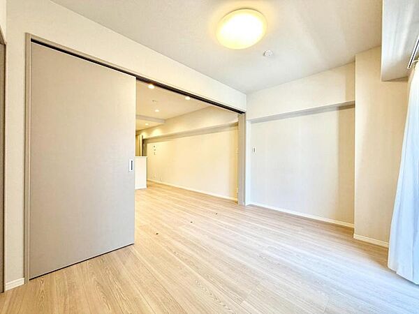 【洋室：5.7帖】　どんな家具にも調和する明るく落ち着いた内装　大切な時間を豊かに、快適にお過ごしいただけます