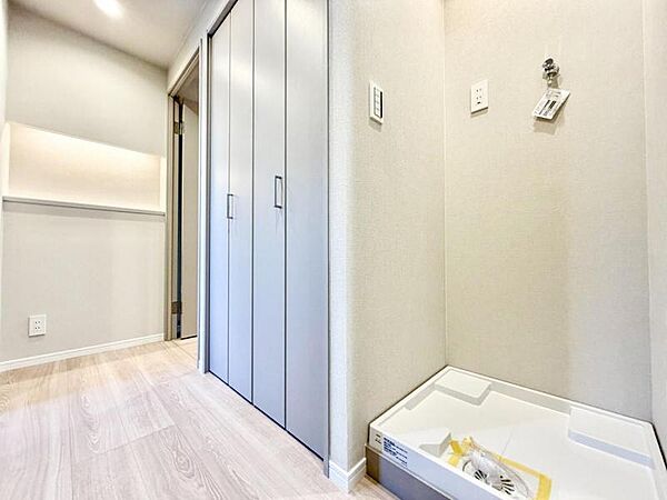 【洗面所】　隣の収納には洗濯用品を置いておくと便利に使える洗濯パン