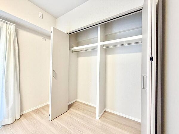 【収納】　大型のクローゼット完備。衣類だけではなく上部にバッグなどの小物、下部には季節の家電やスーツケース等スッキリと収納可能です