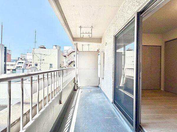 【バルコニー】　開放感あふれる大きなバルコニー。都心の景色をひとり占めできます。