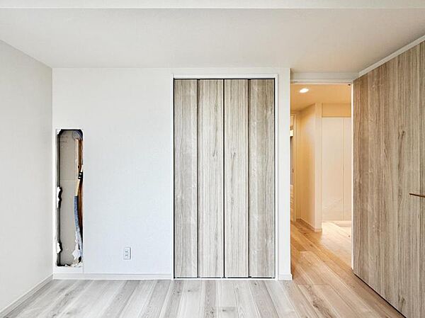 【洋室:5帖】シンプルで落ち着いた洋室は寝室に。一日の終わりに、ほっとひと息つけるプライベート空間です。