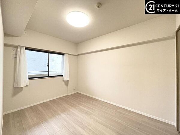 【洋室:5.8帖】リビングと隣り合う洋室。趣味の部屋にもお子様の部屋にも出来る汎用性があります。