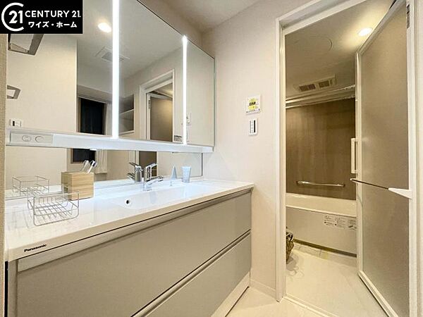 【洗面所】ワイドな洗面台は朝の外出の準備もスムーズに行えそうです。